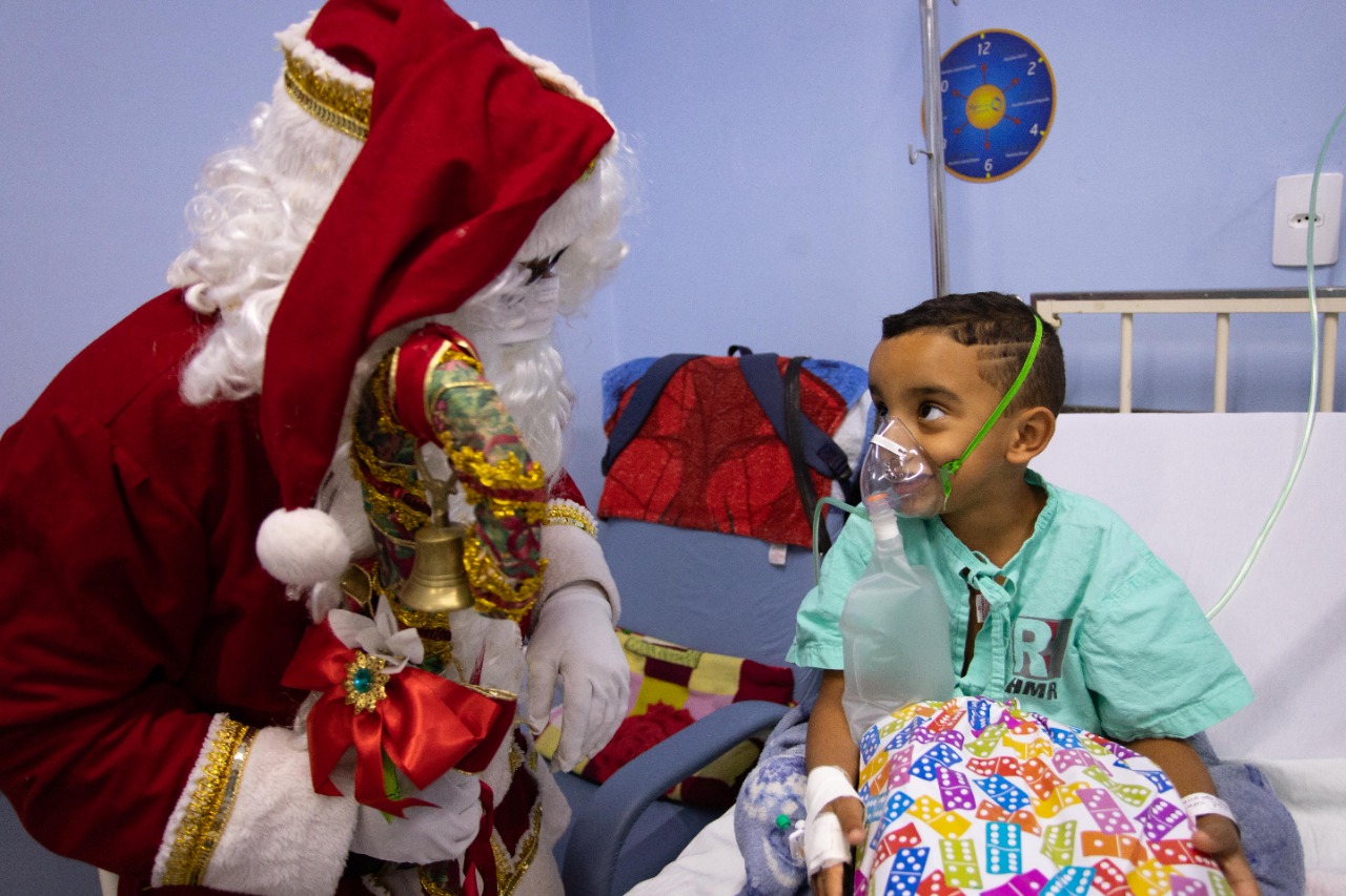 Prefeitura Municipal de Volta Redonda - Papai Noel entrega presentes para  crianças no Hospital do Retiro